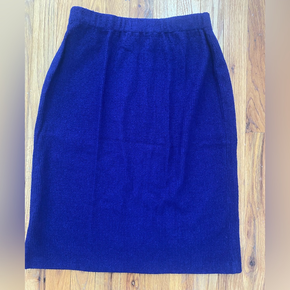 ST. JOHN skirt, blue color women's size 4.